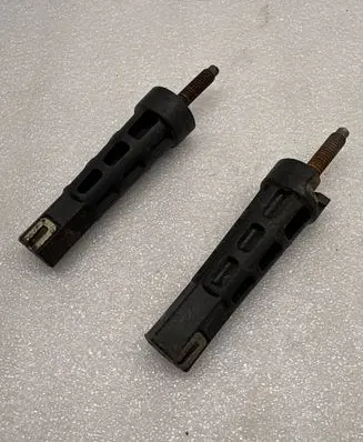 Headlight/headlamp mounting bracket