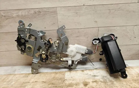 Mazda 5 Sliding door lock 