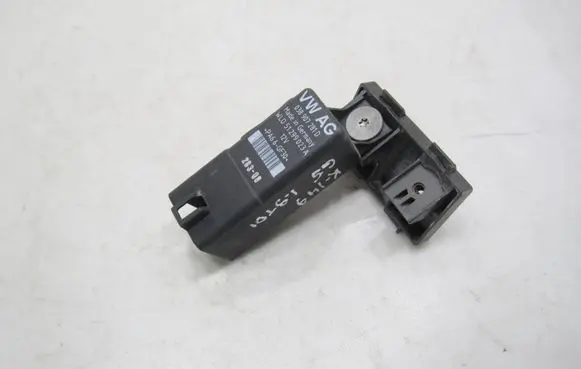 Volkswagen Golf V Glow plug pre-heat relay 038907281D PA66GF30 51299023A