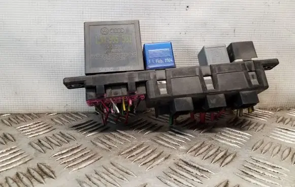 Volkswagen PASSAT B5.5 Fuse module 8L0941822A
