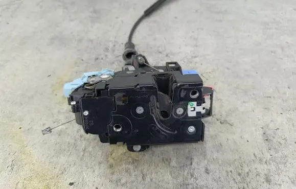 Skoda Octavia Mk2 (1Z) Front door lock 3D1837015AB