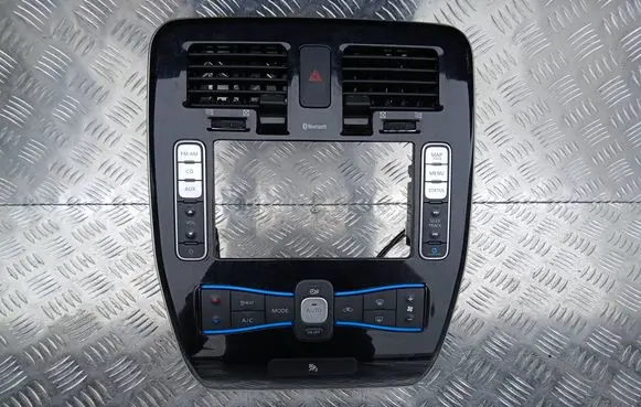 Nissan Leaf I (ZE0) Radio/GPS head unit trim 682603NL0A
