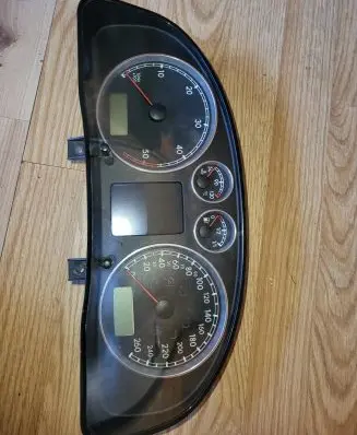 Volkswagen PASSAT B5.5 Speedometer (instrument cluster) 3B0920927A