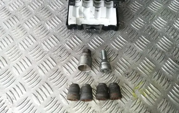 Opel Frontera B Anti-theft wheel nuts and lock 