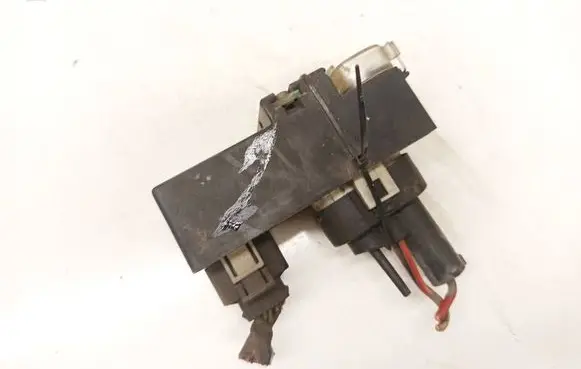 Volkswagen PASSAT B4 Coolant fan relay 357919506A