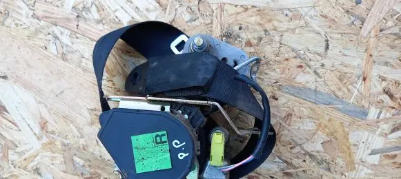 Mazda 323 Front seatbelt