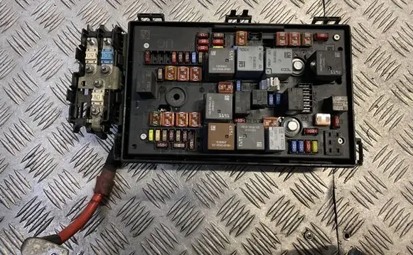 Opel Astra J Fuse box set c11000139
