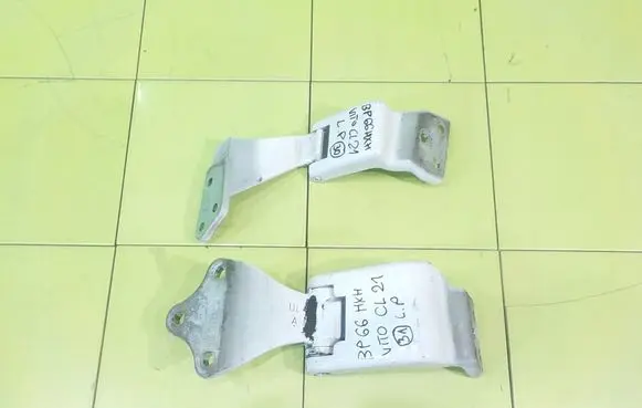 Mercedes-Benz Vito Viano W447 Front door upper hinge A4477407600 CL21