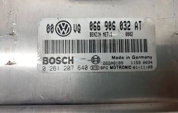 Volkswagen PASSAT B5.5 Engine control unit/module 066906032AT 0261207640 26SA8189