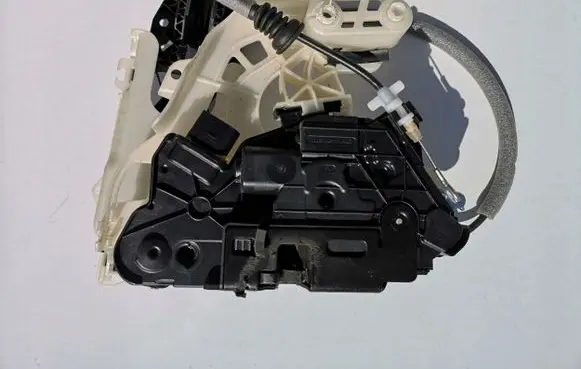 Volkswagen Tiguan Loading door lock 