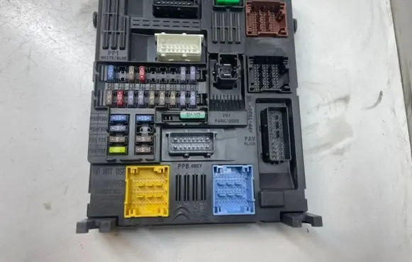 Peugeot 3008 II Fuse module 9819855580