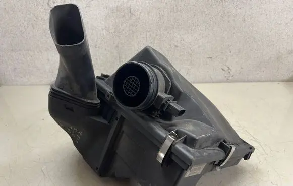 BMW 1 E81 E87 Air filter box 7797467 P175301