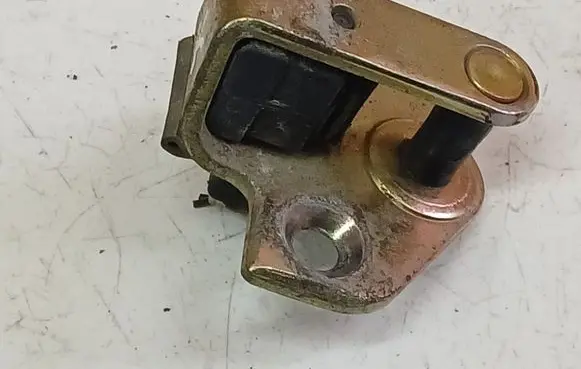 Ford Mondeo Mk III Front door lock loop/hook striker 