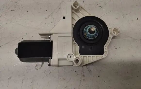 Audi A5 8T 8F Front door window regulator motor 8T0959801
