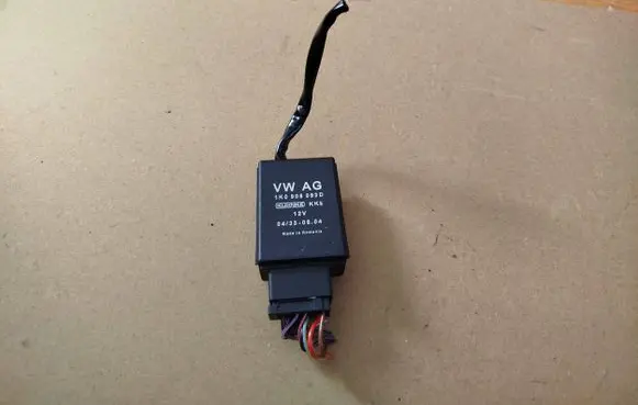Volkswagen Golf V Fuel pump relay 1K0906093D