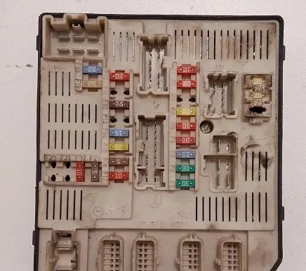 Renault Laguna III Fuse module 284B60013R 519186415 3410020248