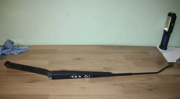 Nissan X-Trail T30 Front wiper blade arm