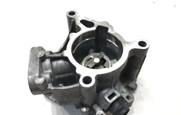 Volkswagen Golf VII Vacuum pump 06K145100BB