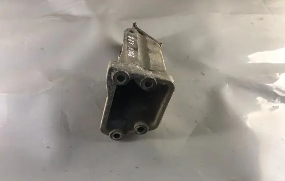 Mitsubishi Pajero Pinin Engine mounting bracket