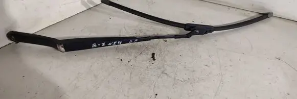 Volkswagen PASSAT B7 Front wiper blade arm
