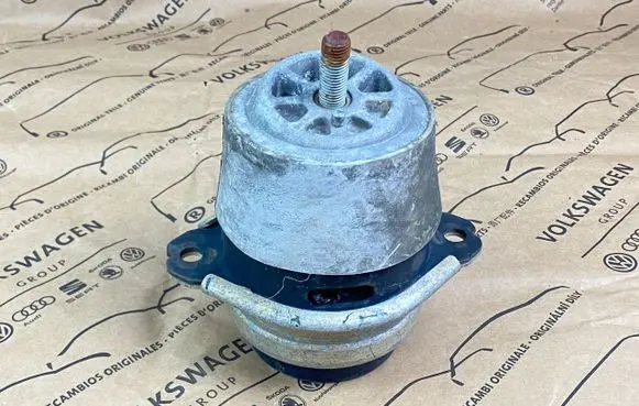 Audi Q7 4L Engine mount bracket 7L8199131A
