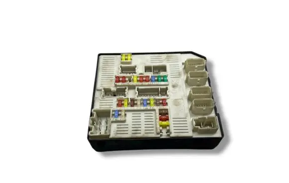 Renault Megane III Fuse module 284B60008R 8229511528 5143883