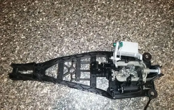 Opel Astra H Front door exterior handle/bracket 24463524