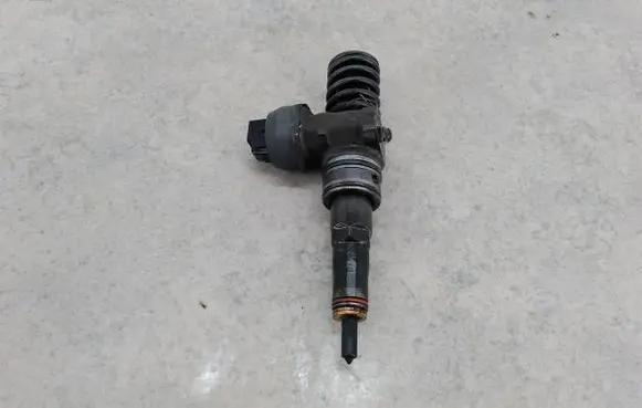 Volkswagen Jetta V Fuel injector 038130073AG