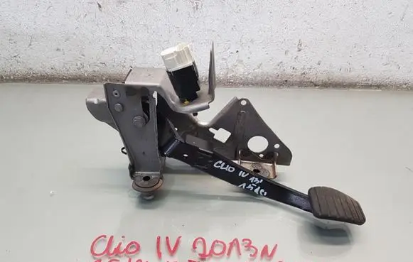 Renault Clio IV Brake pedal
