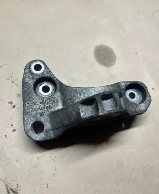 Volkswagen Transporter - Caravelle T5 Engine mounting bracket 7h0199207c