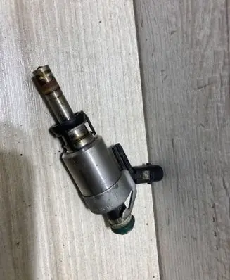 Audi A5 Fuel injector 06l906a02