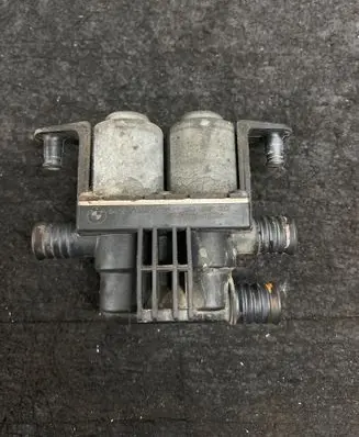 BMW 5 E39 Coolant heater control valve 8374995
