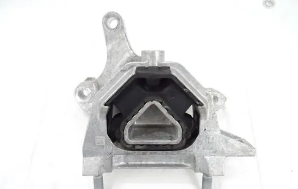 Engine mount vacuum valve