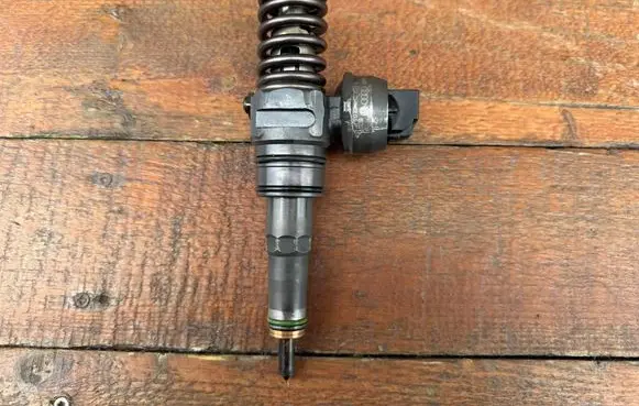 Volkswagen Transporter - Caravelle T5 Fuel injector 070130073R 0414720310