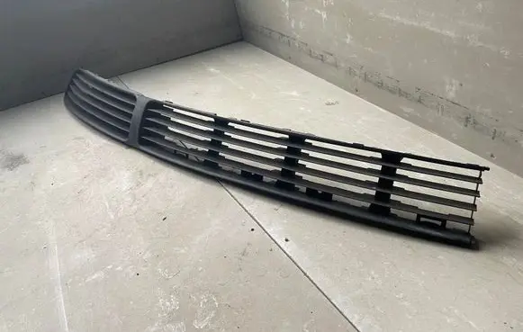 Volkswagen PASSAT B5 Front bumper lower grill 3B0853677A
