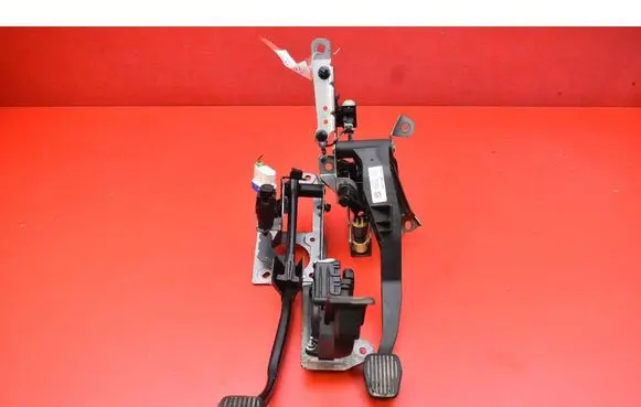Accelerator throttle pedal