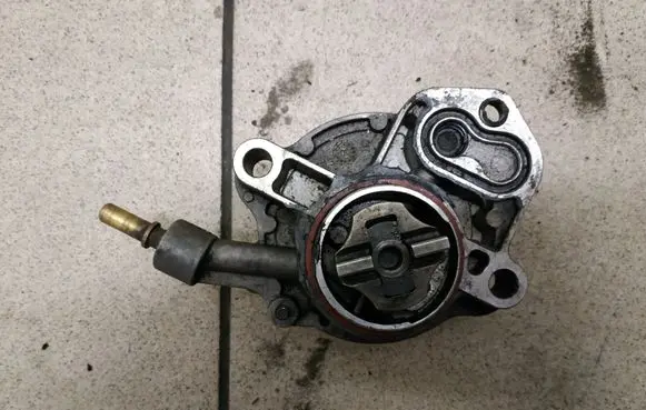 Peugeot 406 Vacuum pump