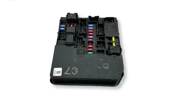 Nissan Juke I F15 Fuse module 284B71KB0B 52683MF04 9461030133