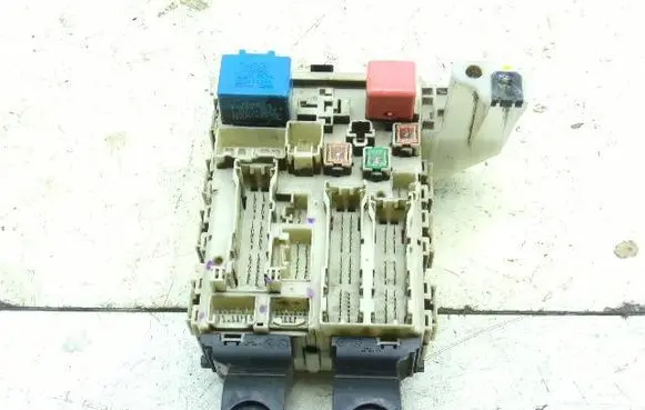 Toyota Avensis T270 Fuse module 8273005170C