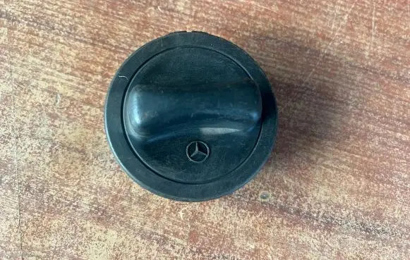 Mercedes-Benz C AMG W203 Fuel tank filler cap 2204700005