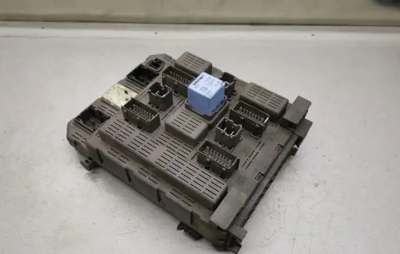 Peugeot 607 Fuse module 9648723680