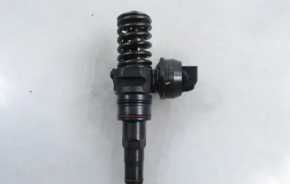 Volkswagen Golf IV Fuel injector 0414720215 038130073AG