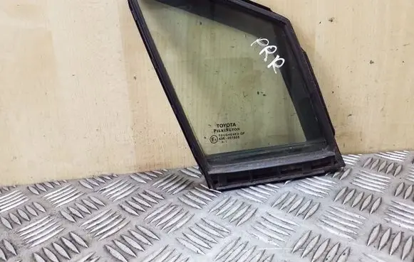 Toyota Avensis T270 Front door vent window glass four-door 