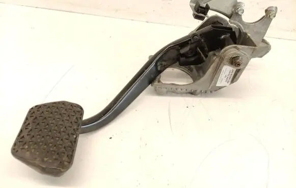 Accelerator throttle pedal