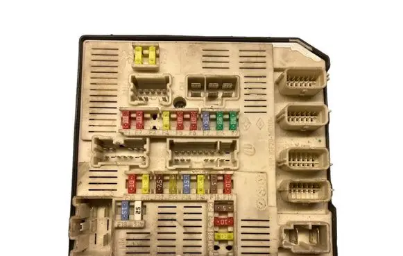 Renault Megane III Fuse module 284B61871R 519339402