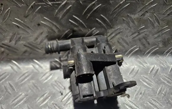 BMW 5 E34 Coolant heater control valve 1147412042 1382299