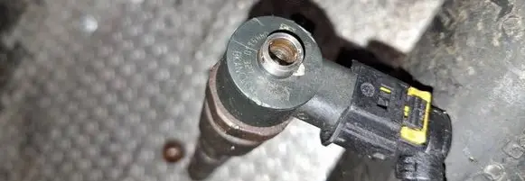 Opel Insignia A Fuel injector 0445110327