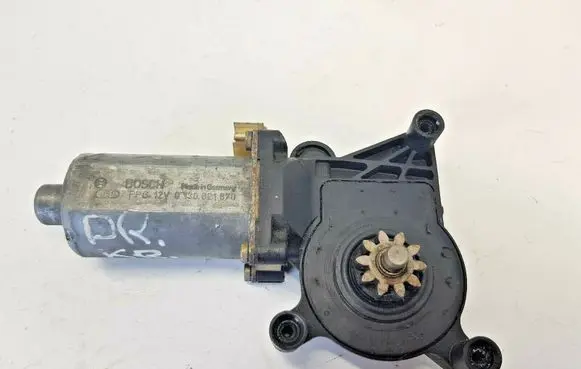 Mercedes-Benz E W210 Front door window regulator motor 0130821670 nr3298