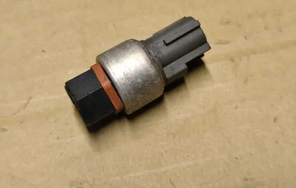 Chrysler PT Cruiser Air conditioning (A/C) pressure sensor 05016417AA