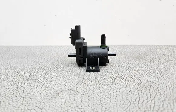 Ford Kuga II Engine mount vacuum valve 9665558580